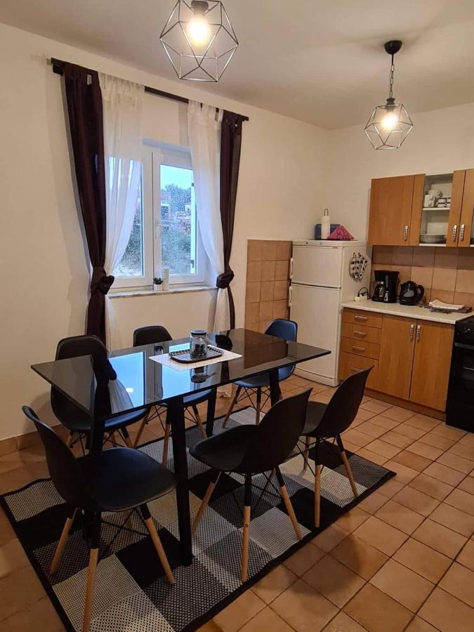 Apartments Solis, 50 M From The Sea - Jakisnica المظهر الخارجي الصورة