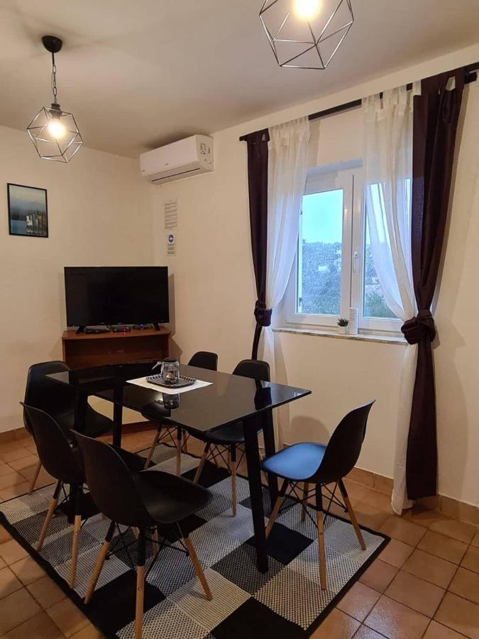Apartments Solis, 50 M From The Sea - Jakisnica المظهر الخارجي الصورة